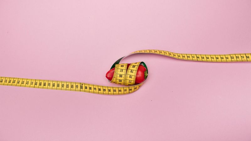 Жамбас буынын эндопротездеуден кейін таяқпен тегіс жолда келе жатқан адам