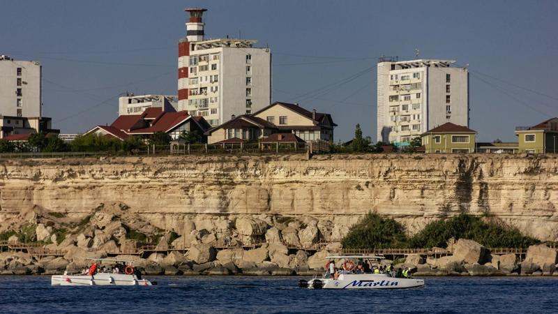 Ақтаудағы Каспий теңізінің жартасты жағалауы — қабатты сары жыралар, көгілдір толқындар мен шамдары бар жағалау