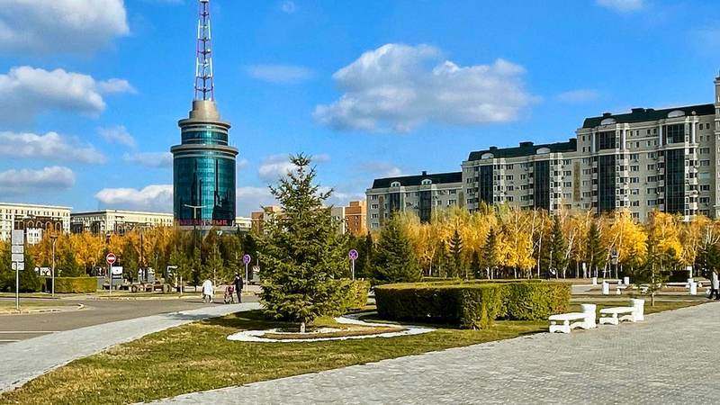 Күз мезгіліндегі Астана — Байтерек алаңы, теледидар мұнарасы және Нұржол бульварының ғимараттары