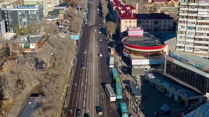 Аязды күні Қарағандының Орталық паркінде көл мен жағалау жанындағы қысқы серуен