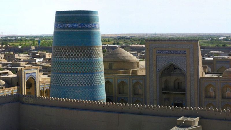Хиуадағы Ичан-Қаланың саз қабырғалары жанындағы кешкі серуен