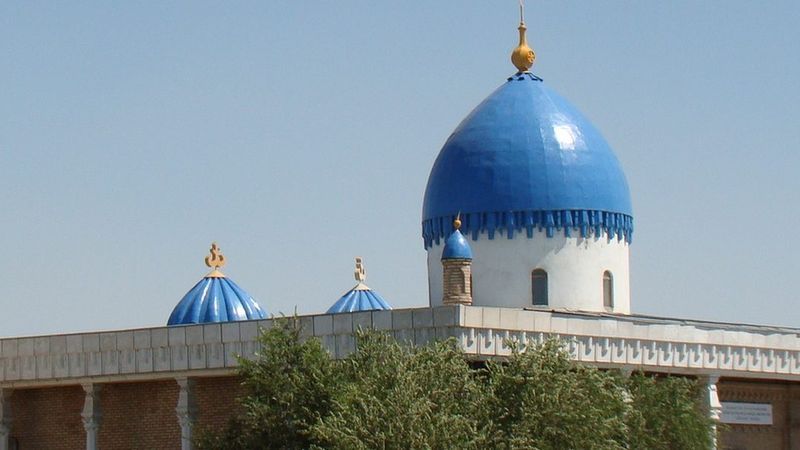 Қызылордадағы Айтбай мешіті — кірпіш мұнара және көк күмбездер