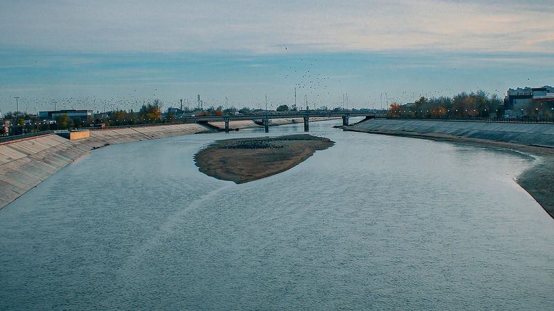 Аптап күннен кейін Нүкістегі Дослық каналы маңындағы кешкі серуен