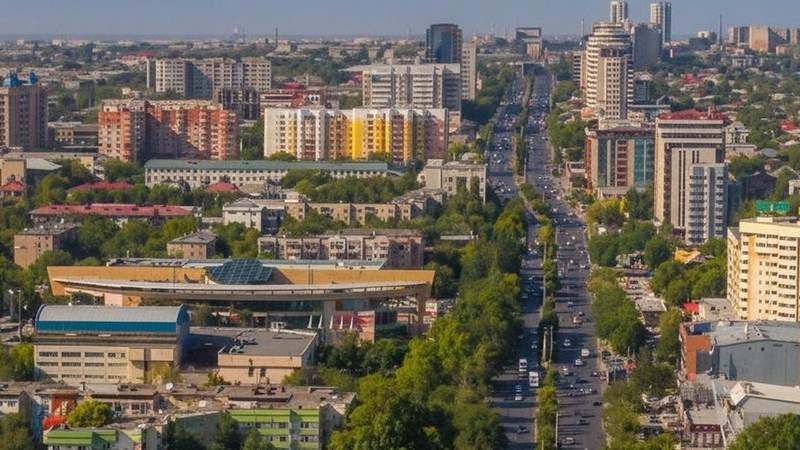 Биіктен көрінген Шымкент — Тәуке хан даңғылы, кварталдар және жасыл аула