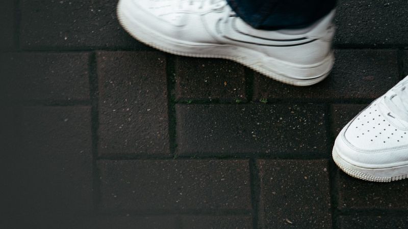 Жүруге арналған таяқ ұстаған адам тегіс жолмен жай серуендеп, орындық жанында тоқтауды жоспарлап келеді